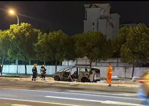 机器人因「手」再次延期；理想回应 MEGA 起火事件 极客早知道不朽情缘试玩版ChatGPT 上线「公司知识库」；Optimus(图8)